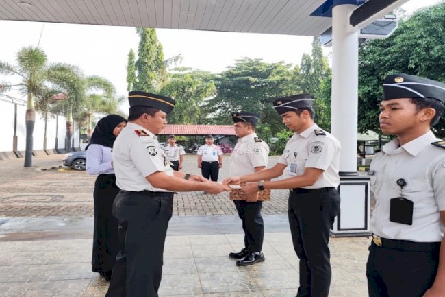 Apresiasi Kinerja, Karutan Pelaihari Serahkan Penghargaan kepada Petugas Teladan