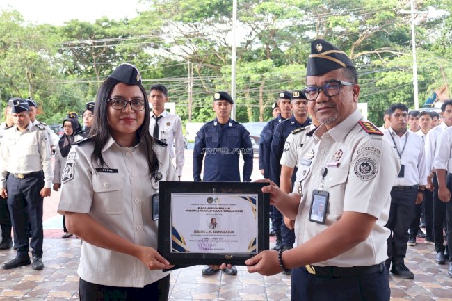 Apresiasi Kinerja, LPKA Ambon Anugerahkan Penghargaan Pegawai Teladan