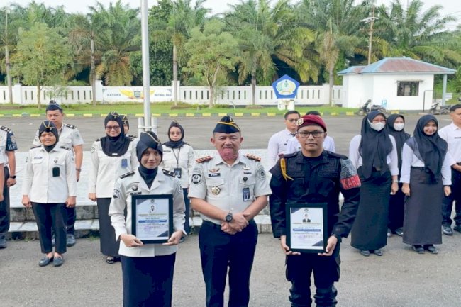 Kalapas Narkotika Karang Intan Anugerahkan Penghargaan Petugas Teladan dan Petugas Layanan Terbaik