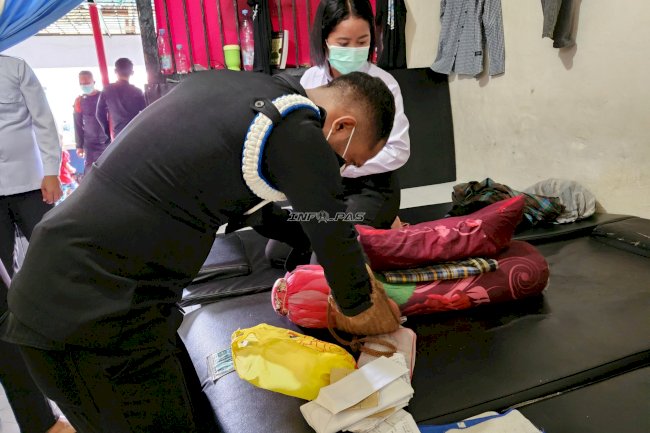 Pastikan Keadaan Kondusif Jelang Idulfitri, Petugas Lapas Tual Geledah Kamar Hunian Warga Binaan