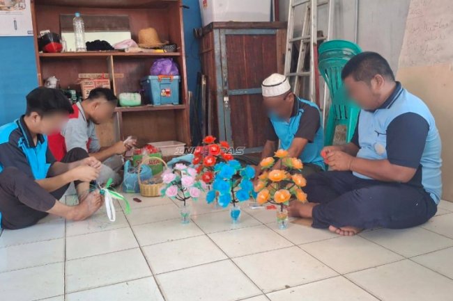 Warga Binaan Rutan Marabahan Sulap Limbah Plastik Jadi Hiasan Bunga Bernilai Seni