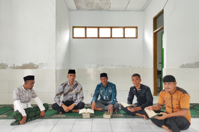Perkuat Pembinaan Spiritual, Lapas Geser Terima Wakaf Al-Qur’an dari KUA Seram Timur