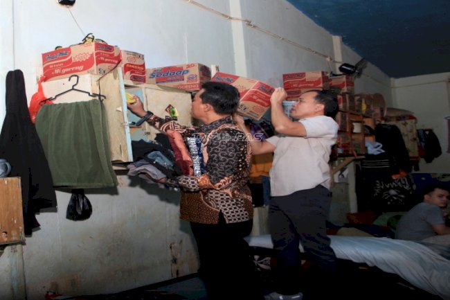 Pastikan Keamanan Jelang Lebaran, Kalapas Kelas I Madiun Pimpin Razia Kamar Hunian Warga Binaan