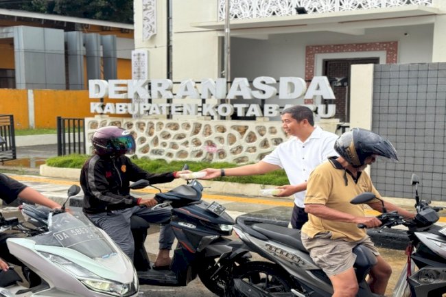 Semarak Ramadan, Petugas Lapas Kotabaru Berbagi 500 Paket Takjil