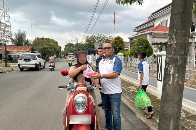 Rutan Rantau Bagikan Takjil kepada Masyarakat pada Program Jumat Berkah