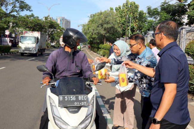 Lapas Kelas I Tangerang Tebar Kepedulian Ramadan dengan Berbagi Takjil Gratis bagi Pengguna Jalan