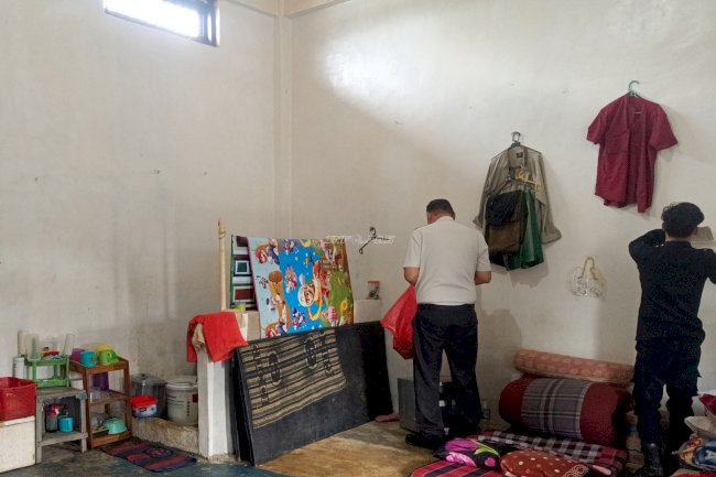 Cegah Peredaran Barang Terlarang, Petugas Rutan Pelaihari Laksanakan Razia Kamar Hunian