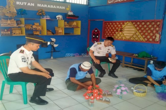 Warga Binaan Rutan Marabahan Kembangkan Kreativitas lewat Kerajinan Bunga Plastik dan Miniatur Sepeda