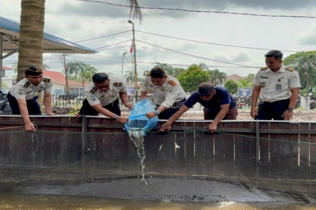 Perkuat Ketahanan Pangan, Lapas Banjarmasin Tebar 2.000 Bibit Lele di Kolam SAE 1