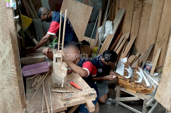 Sambut HBP 2026, Warga Binaan Lapas Wahai Sulap Limbah Jadi Miniatur Kapal Pinisi Bernilai Jual
