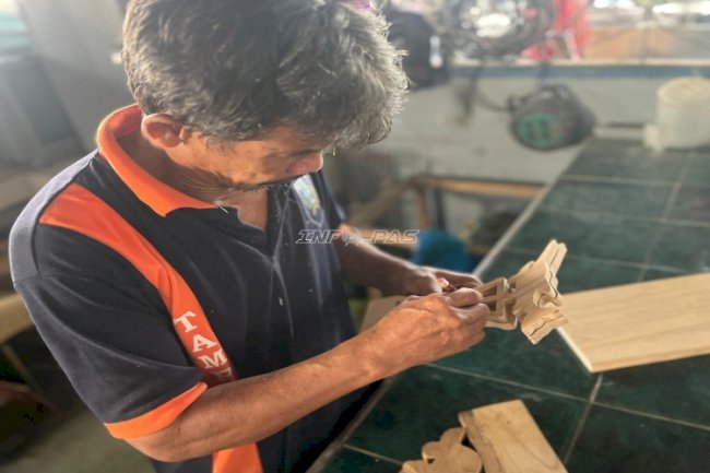 Warga Binaan Lapas Kotabaru Kembangkan Kerajinan Kaligrafi Berbahan Kayu