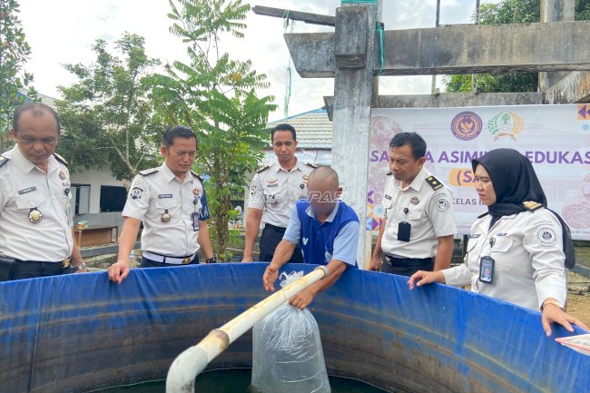 Perkuat Pembinaan Kemandirian, Lapas Tanjung Tebar 3.000 Bibit Ikan Lele