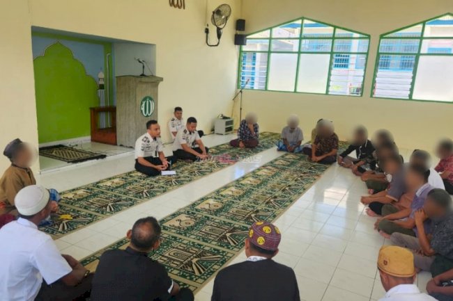 Dorong Kesadaran Spiritual Warga Binaan, Lapas Kalabahi Gelar Pembinaan Praktik Salat