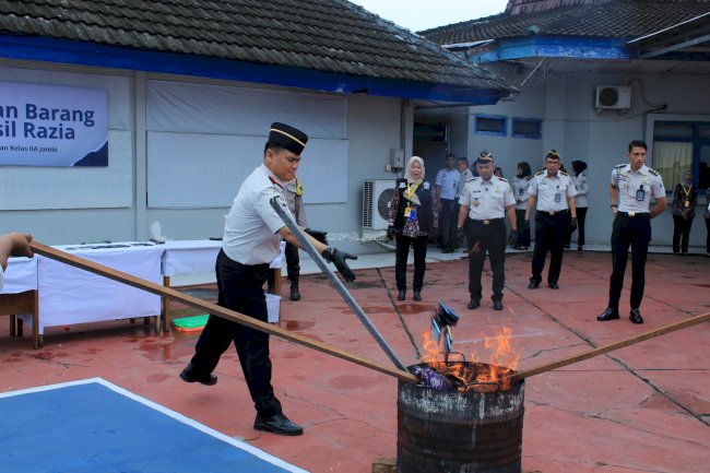 Kanwil Ditjenpas Jambi Pimpin Pemusnahan Barang Hasil Razia di Lapas Jambi