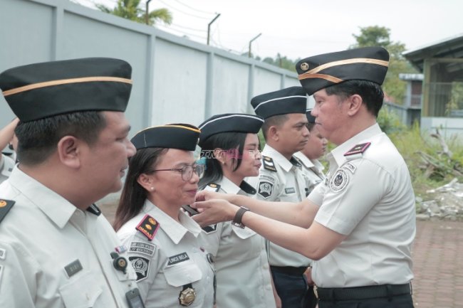 Kakanwil Ditjenpas Papua Barat Sematkan Tanda Pangkat dan Kenaikan Pangkat Pegawai Berprestasi