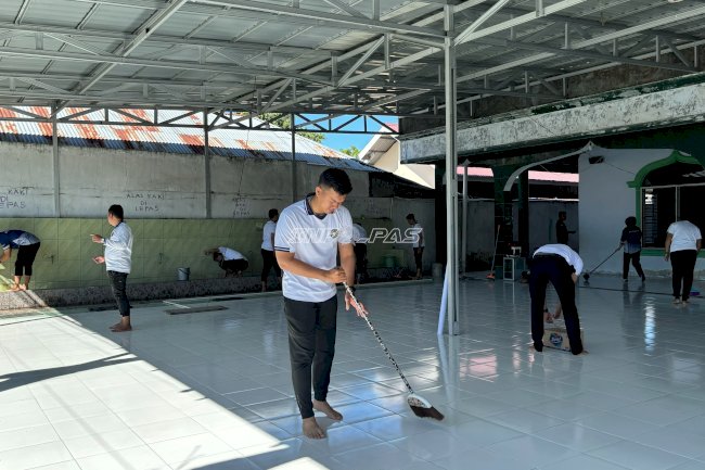 Sambut HBP-62, Rutan Donggala Gelar Aksi Sosial Bersih Masjid Nurul Haq