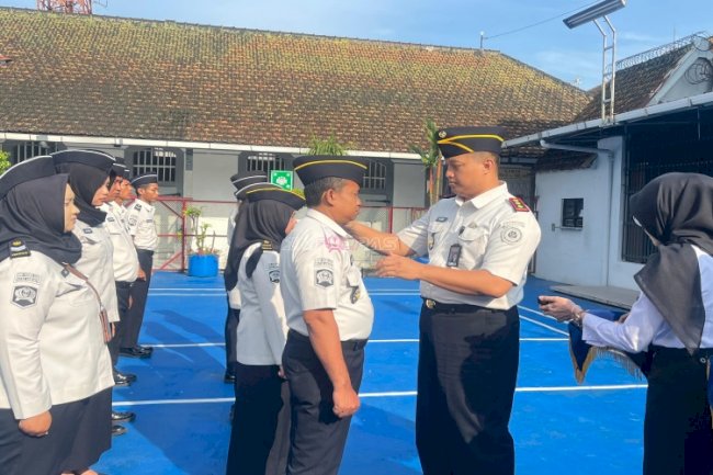 Rutan Kebumen Sematkan Kenaikan Tanda Pangkat 10 Petugas 