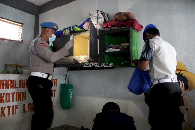 Razia Kamar Hunian Jelang HBP Ke-62, Lapas Piru Perkuat Keamanan bersama Polres SBB