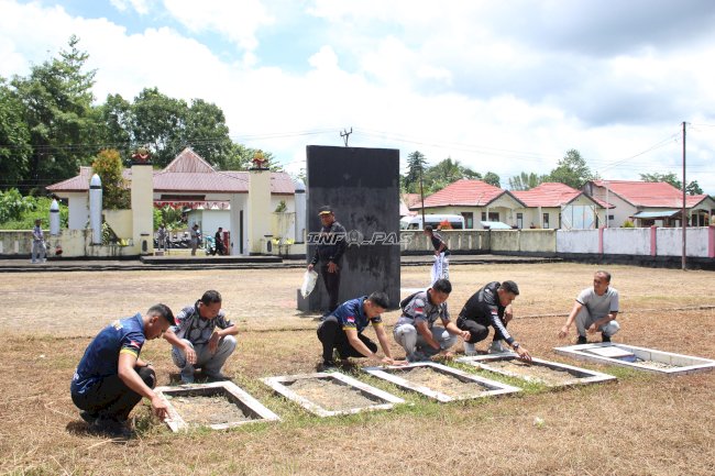 Sambut HBP Ke-62, Lapas Piru Gelar Bakti Sosial Bersihkan Taman Makam Pahlawan