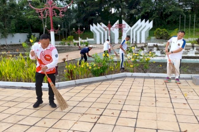 Petugas Rutan Kandangan Bersihkan TMP Pusara Bhakti Banua