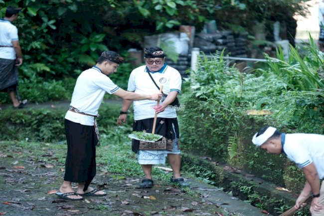 Tumbuhkan Kepedulian Sosial, Lapas Tabanan Gotong Royong Bersihkan Pura Beji Tabanan