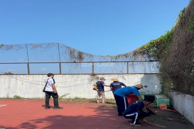 Rutan Klungkung Bersihkan Lapangan Puputan Klungkung dan Lapangan Tenis di GOR Swecapura Gelgel