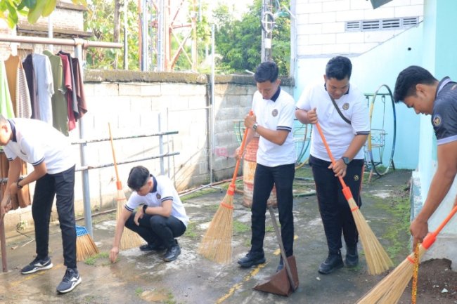 Semarak HBP Ke-62, Lapas Pemuda Madiun Bersihkan Masjid Al-Ihsan 