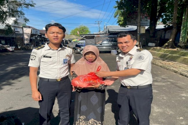 Bapas Amuntai Bagikan Paket Sembako bagi Tukang Becak dan Pedagang Kaki Lima