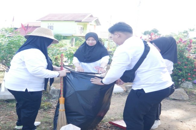 Wujudkan Pemasyarakatan Bersih, Petugas Lapas Perempuan Martapura Bersihkan Pemakaman Tanjung Rema Darat