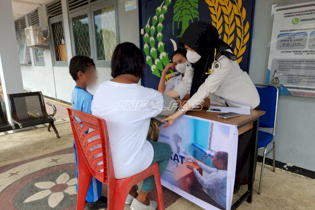 Senyum Sehat Keluarga Warga Binaan Saat Berkunjung ke Lapas Tual