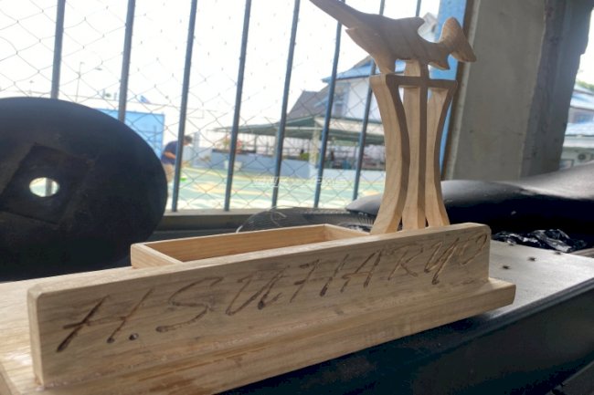 Lapas Kotabaru Tingkatkan Kualitas dan Teknik Pembuatan Papan Nama Buatan Warga Binaan