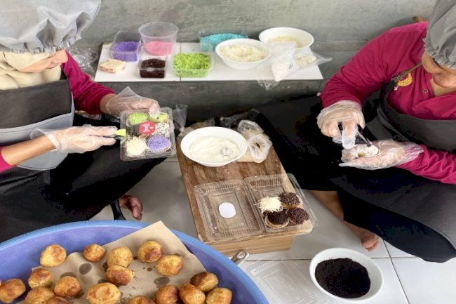 Pembinaan Bakeri, Warga Binaan Rutan Perempuan Surabaya Antusias Buat Donat Pop