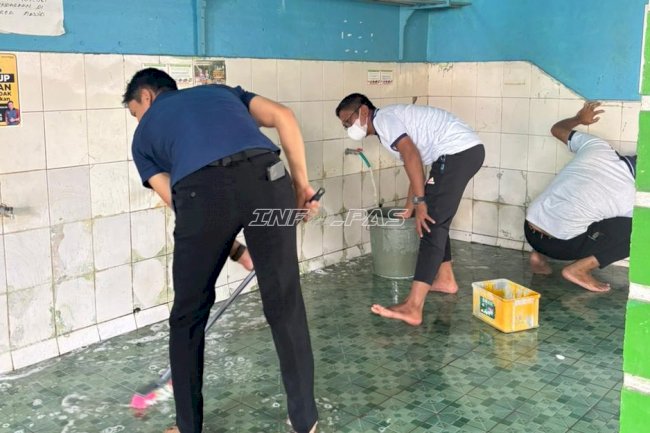 Tunjukkan Kepedulian lewat Aksi Sosial, Pemasyarakatan Sulbar Gelar Aksi Bersih Masjid