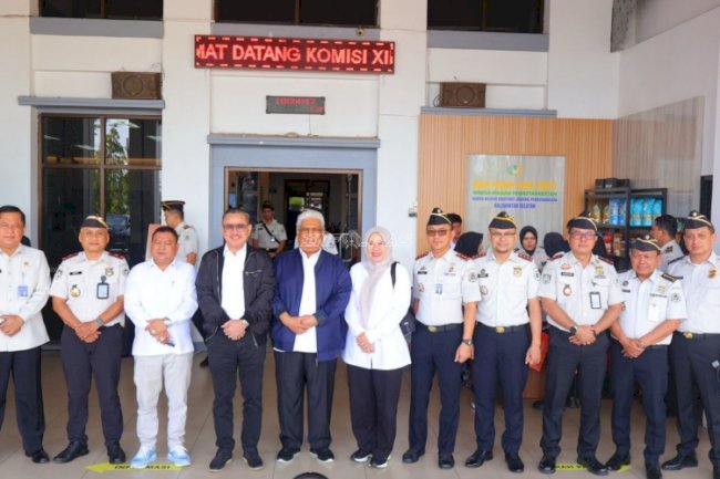 Kakanwil Ditjenpas Kalsel Kenalkan Produk Warga Binaan saat Dampingi Kunjungan Kerja Komisi XIII DPR RI