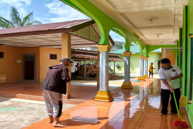Bakti Pemasyarakatan, Lapas Labuhan Bilik Gelar Aksi Bersih-Bersih Masjid Taqwa