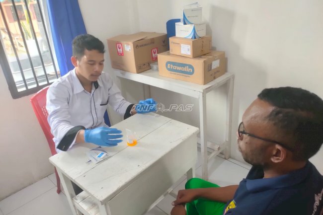 Cegah Penyalahgunaan Narkoba, Lapas Wahai Tes Urine Warga Binaan Baru