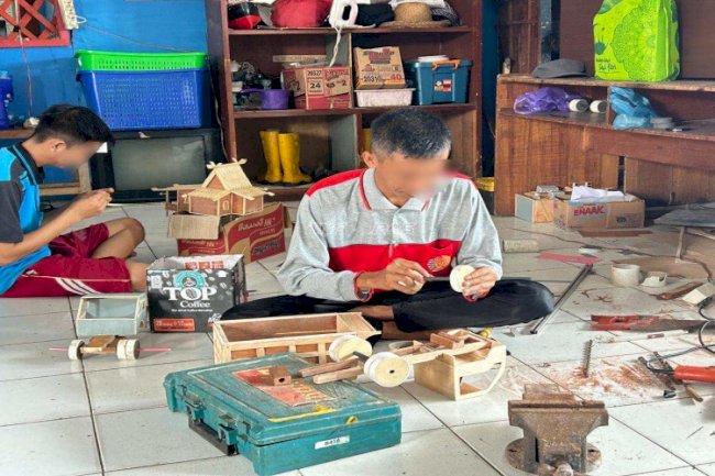 Warga Binaan Rutan Marabahan Ciptakan Miniatur Truk dan Rumah Adat Banjar
