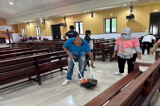 Aksi Sosial Sambut HBP Ke-62, Bapas Ambon Libatkan Klien Bersihkan Gereja di Passo
