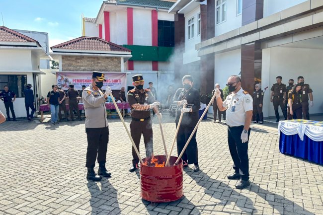 Sinergi Penegak Hukum, Karutan Rantau Hadiri Pemusnahan Barang Bukti Kejari Tapin