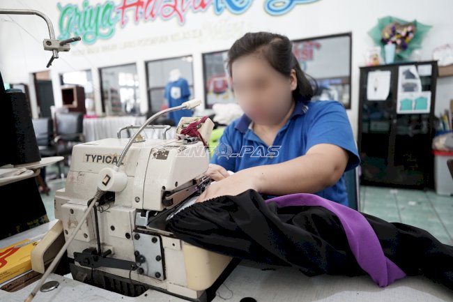 Lapas Perempuan Malang Libatkan 23 Warga Binaan Garap Ratusan Pakaian Pesanan Konveksi