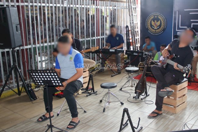 Beri Ruang Ekspresi, Lapas Banjarmasin Tampilkan Band Warga Binaan Hibur Pengunjung