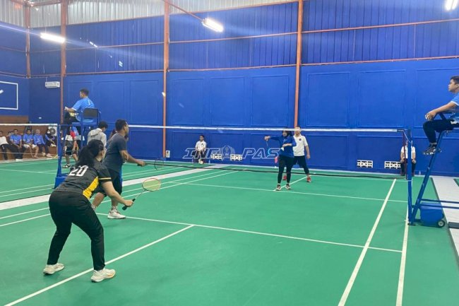 Petugas Lapas Pangkalpinang Asah Potensi lewat Bulutangkis HBP Ke-62 