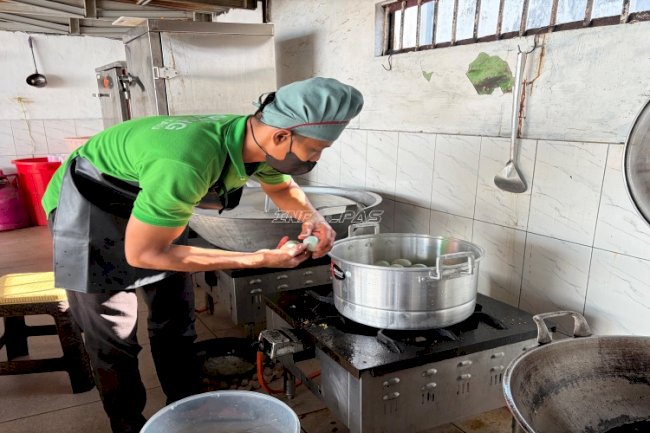 Pembinaan Kemandirian UMKM, Warga Binaan Rutan Rantau Produksi Telur Asin "RuRa"