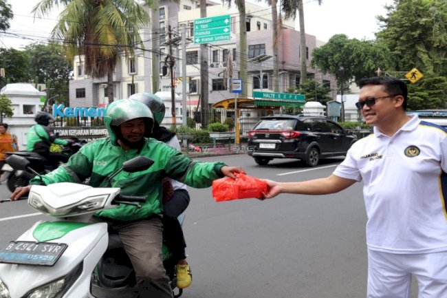 Rutan Jakarta Pusat Gelar Jumat Berkah, Bagikan Puluhan Paket Makanan kepada Masyarakat