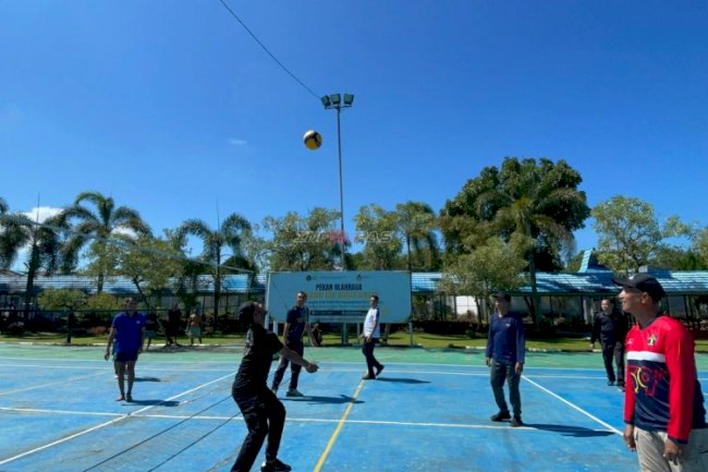 Pertandingan Voli Petugas dan Warga Binaan Lapas Narkotika Karang Intan Meriahkan HBP Ke-62