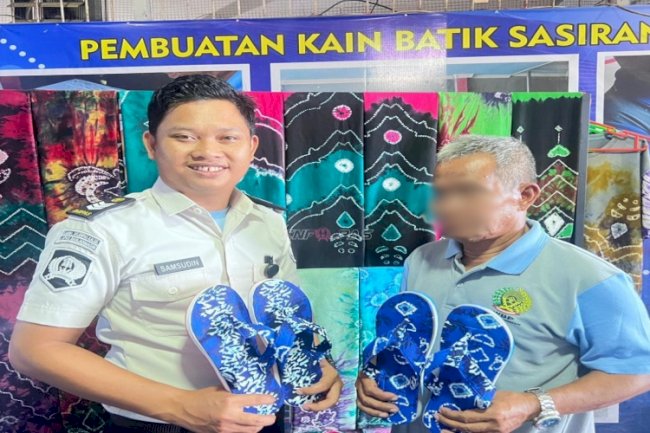Pembinaan Kemandirian Berbasis Budaya, Lapas Banjarmasin Kembangkan Sandal Sasirangan