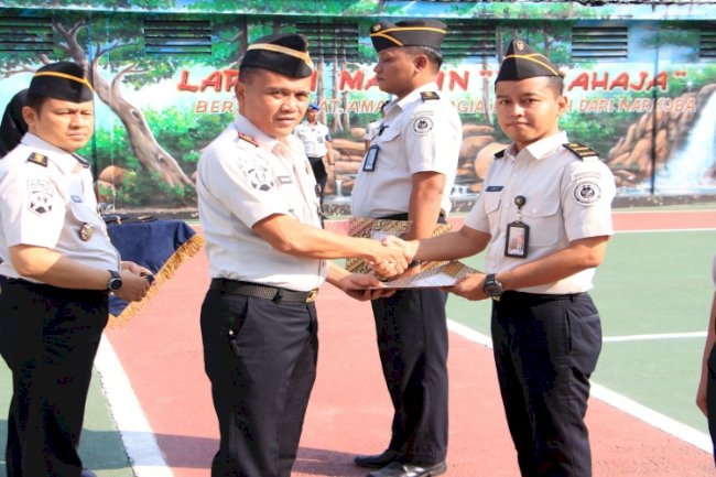 Jadi Motivasi, Kalapas Kelas I Madiun Sematkan Pangkat Kenaikan Pangkat kepada 45 Petugas