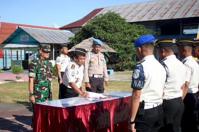 Disaksikan TNI-Polri, Petugas dan Warga Binaan Lapas Piru Deklarasikan Zero Halinar