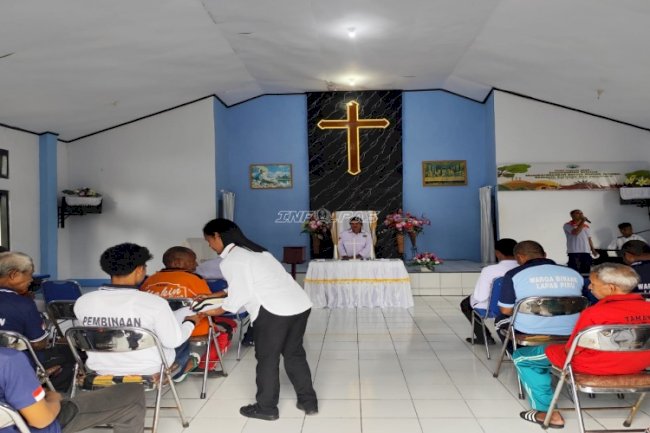 Warga Binaan Lapas Piru Dikuatkan Menapaki Jalan Pertobatan melalui Pembinaan Kerohanian 