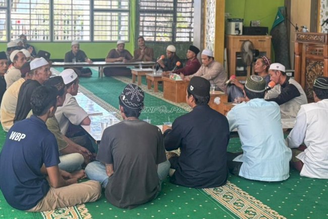 Di Masjid At-Taubah, Warga Binaan Lapas Narkotika Karang Intan Lantunkan Selawat Burdah